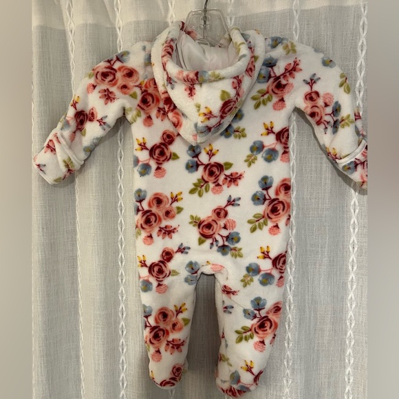 Le Top Bebe, sleeper, onesie. Pink floral patter sz. 6-9 mos. - Picture 9 of 13